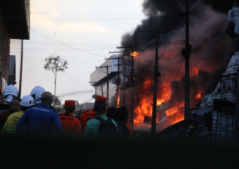 Incêndio em fábrica de Manaus completa seis horas; Defesa Civil pede ajuda