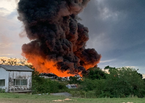 Bombeiros recebem reforço para combater incêndio em fábrica em Manaus; vídeos