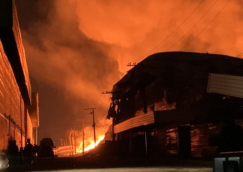 Materiais inflamáveis dificultam controle de incêndio em fábrica de Manaus