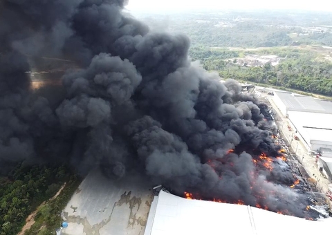 Incêndio em fábrica de Manaus deixa 3 feridos e é classificado como desastre ambiental