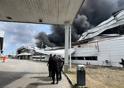 Bombeiros não descartam risco de telhado desabar durante incêndio no Distrito Industrial