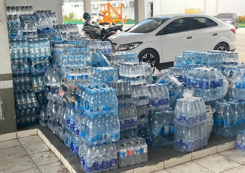 Condutores de app levam alimentos e água para bombeiros em incêndio no Distrito Industrial