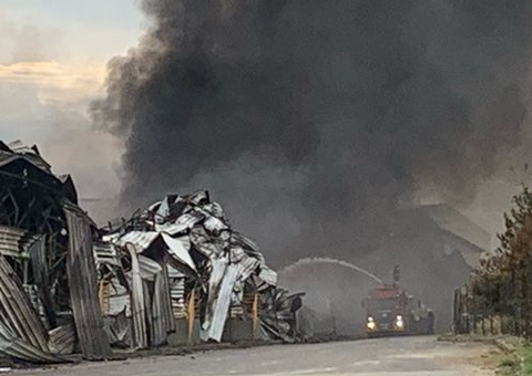 Após quase 30 horas, veja imagens do incêndio em fábrica de Manaus