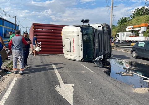 Carreta tomba e derrama óleo na pista na Avenida das Torres