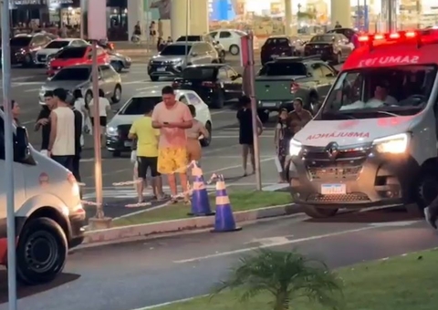Jovem é socorrido após encostar em poste eletrificado no estacionamento do Shopping Via Norte