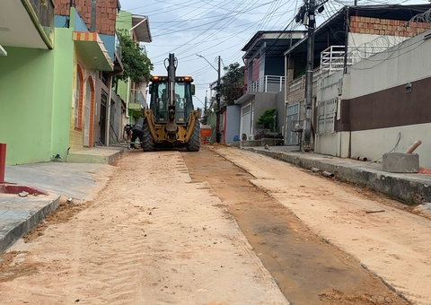 Moradores do Japiim sofrem com poeira e lamaçal devido obra demorada da Águas de Manaus