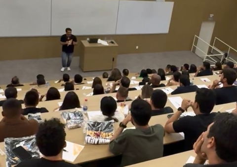 Jack Serafim homenageia Egberto Batista durante palestra sobre Marketing Político