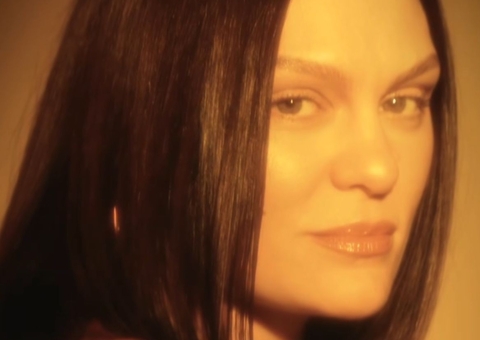 Jessie J anuncia nova cirurgia e mantém otimismo na luta contra o câncer