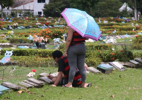 Dias dos pais é marcado por emoção e movimentação intensa em cemitérios de Manaus