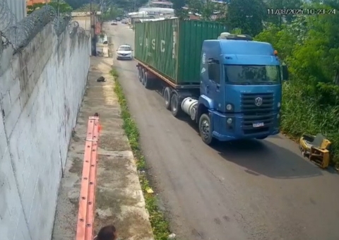 Vídeo mostra momento em que carreta desgovernada invade casa em Manaus