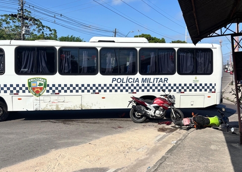 Pai e filha ficam feridos em acidente com ônibus da PM no Distrito Industrial