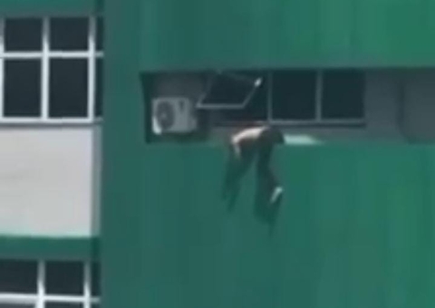 Paciente é flagrado deitado em sacada de hospital em Manaus; vídeo