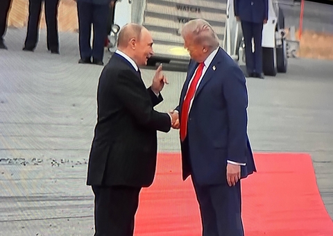 Veja momento em que Trump e Putin se encontram para tratar sobre a guerra na Ucrânia