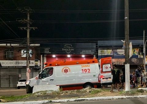 Passageira de moto fica ferida após ser derrubada por veículo na Av. Cosme Ferreira