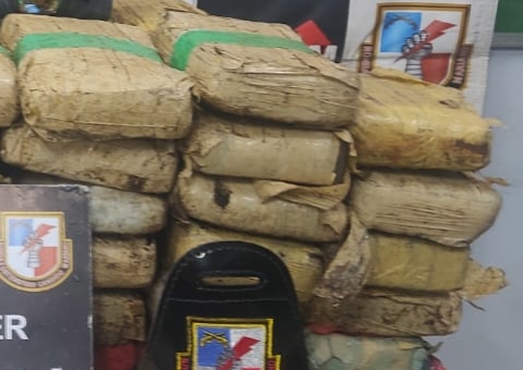 Grupo é flagrado descarregando lancha com carga de maconha em Manaus