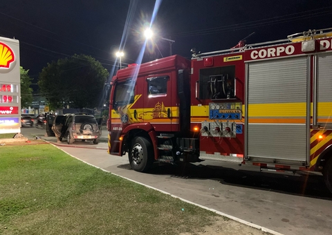 Carro pega fogo na frente de posto de combustíveis em Manaus