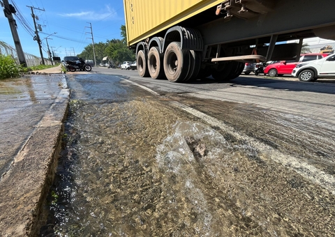Vazamento da Águas de Manaus causa desperdício e risco de acidentes no Distrito Industrial