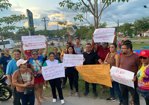 Moradores fazem manifestação contra Águas de Manaus por falta de água no Viver Melhor