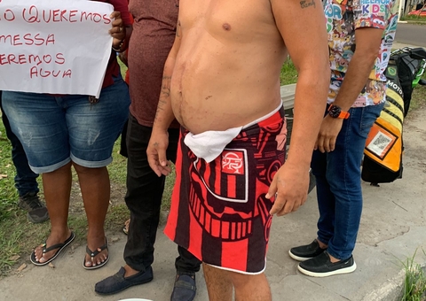 Sem água em casa, homem aparece de toalha em manifestação no Viver Melhor