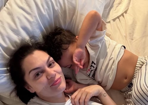 Jessie J desabafa sobre como câncer afetou sua relação com o filho 