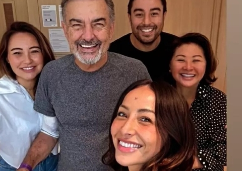 Sabrina Sato faz oração pelo pai que passa por cirurgia