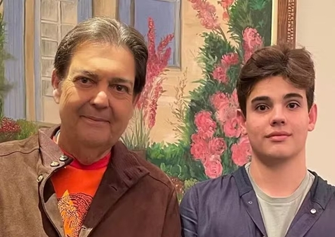 Aos 17 anos, filho caçula de Faustão surge com ex-bailarina do pai em festa