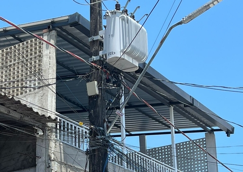 Vídeo: Mulher escala poste e sobe em transformador no Jorge Teixeira