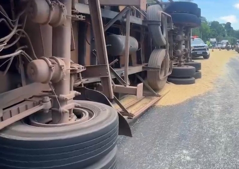 Vídeo: carreta tomba na Avenida das Flores e faz motociclista cair ao escorregar em soja