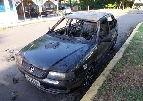 Carro é consumido em incêndio no Conjunto Tocantins 