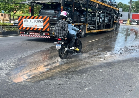 Vazamento da Águas de Manaus arrisca vidas de motoristas na Av. Cosme Ferreira