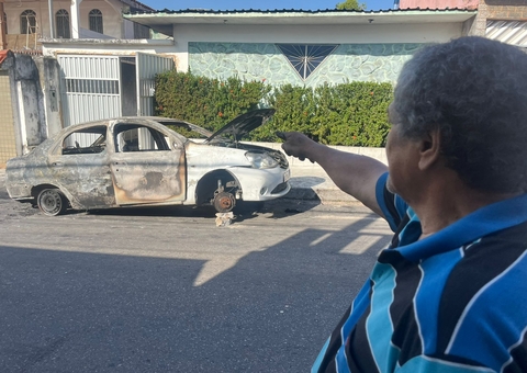 Taxista cobra Águas de Manaus após ter carro destruído em incêndio durante obra