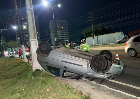 Motorista fica ferido após carro capotar na Av. Coronel Teixeira