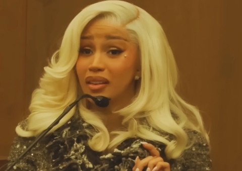 Cardi B cochila em julgamento, atira caneta em repórter e é absolvida