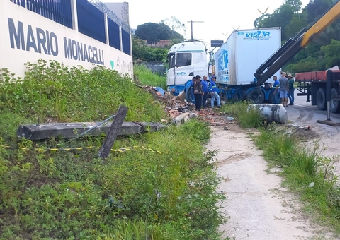 Carreta desgovernada quase atinge escola em Manaus