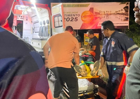 Motorista foge após carro capotar em acidente na Ponta Negra; vítima fica ferida