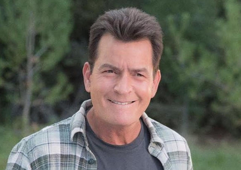 Charlie Sheen diz que fez lipoaspiração após ser chamado de gordo por garota de programa