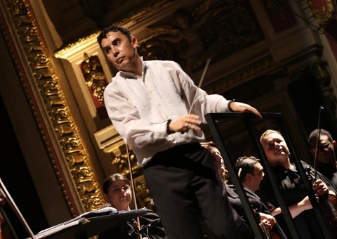 Inédito no Brasil, espetáculo “Trilogia Tudor: As Três Rainhas” estreia no Teatro Amazonas