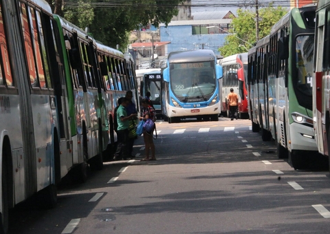 Greve dos rodoviários trava trânsito no Centro e revolta população