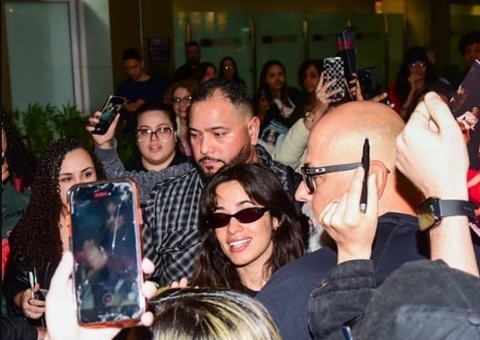 Camila Cabello chega ao Brasil e é recepcionada por fãs; veja fotos