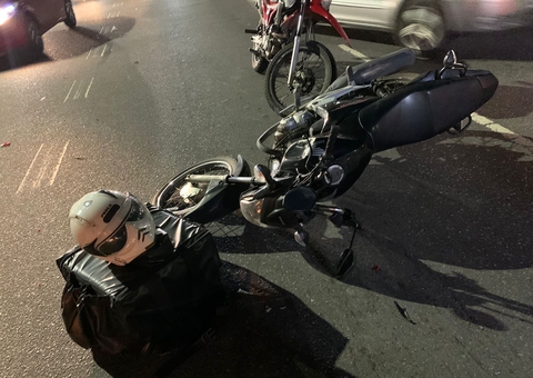 Motociclista fica ferida em acidente na Avenida das Flores