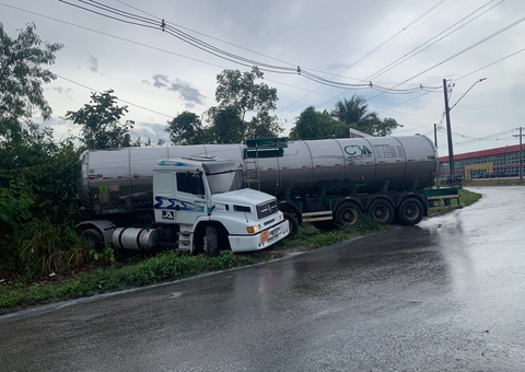 Carreta perde o controle e invade área de mata na Zona Leste de Manaus