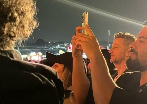 Lucas Lima e atual namorado de Sandy prestigiam cantora lado a lado em show; vídeo