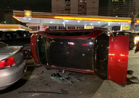 Motorista capota carro e atinge veículos no bairro Nossa Senhora das Graças