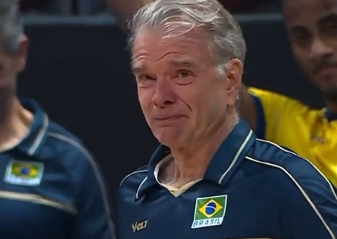 Bernardinho chora em quadra ao saber da morte da mãe antes do jogo da Seleção de Vôlei