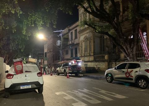 Motociclista é socorrido após se prender a fiação derrubada por caminhão em Manaus