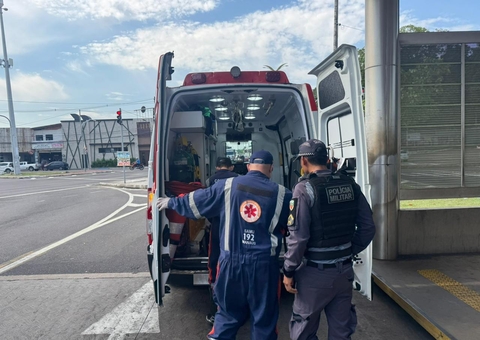 Homem recusa comprar bombom e é atacado por vendedor em plataforma de ônibus em Manaus