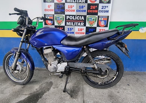 Dupla é presa após ser vista passeando em moto roubada em Manaus