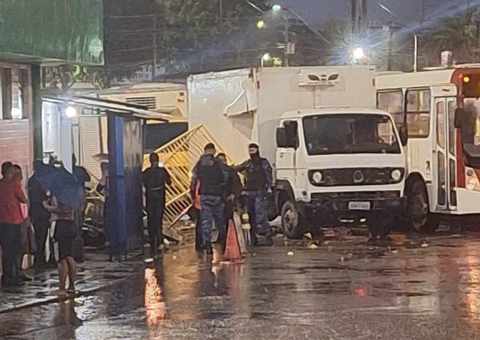 Caminhão invade terminal, arrasta placa e destrói muro em Manaus