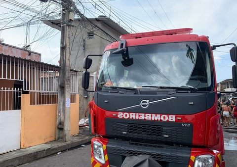 Incêndio destrói duas casas na Compensa