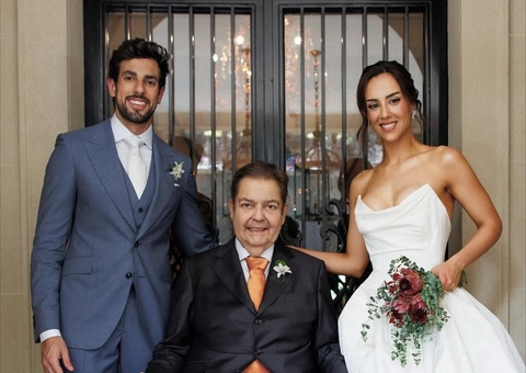 De cadeira de rodas, Faustão leva filha ao altar em casamento; vídeos
